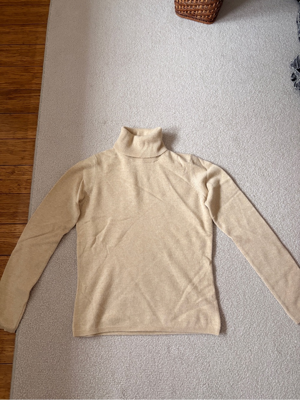 100% cashmere Sutton Studio Beige Turtleneck Sweater